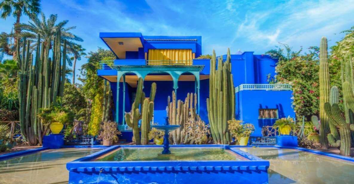 Wander through lush greenery, vibrant flora, and tranquil pathways in this enchanting oasis.